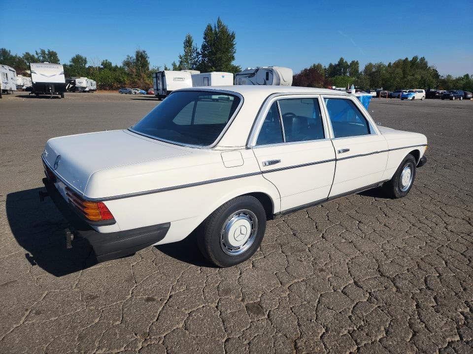 1982 MERCEDES-BENZ 240 D 3