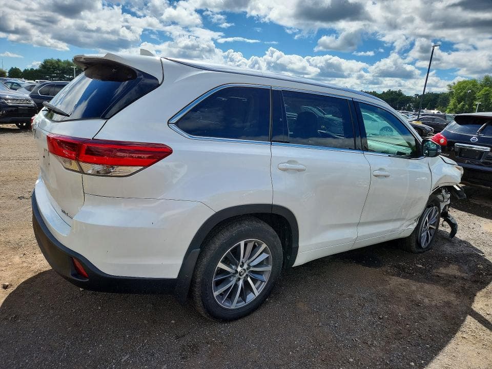 2018 TOYOTA HIGHLANDER XLE 3
