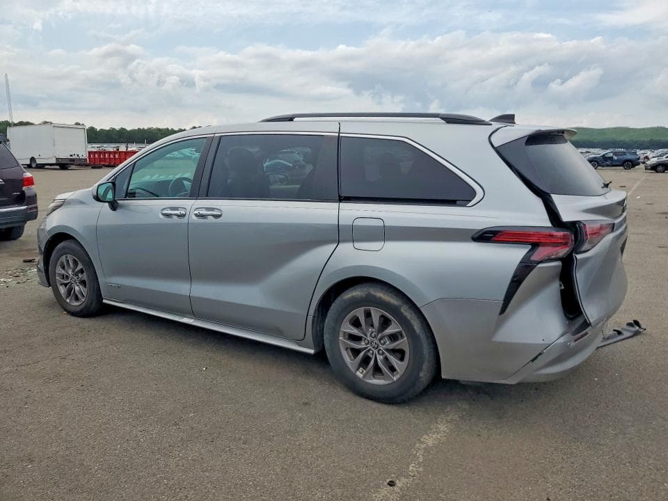 2021 TOYOTA SIENNA XLE 2
