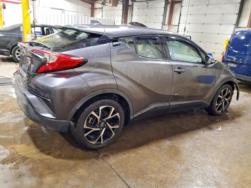 2019 TOYOTA C-HR XLE 3