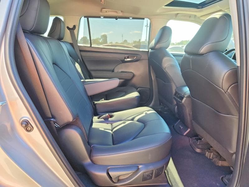 2024 TOYOTA HIGHLANDER XLE 11