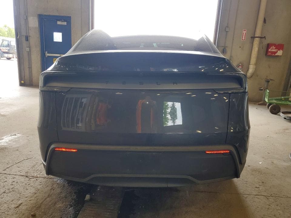 2026 TESLA MODEL Y 6