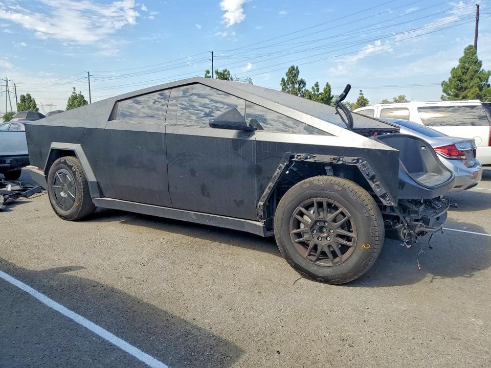 2025 TESLA CYBERTRUCK 4