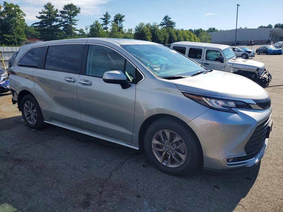 2023 TOYOTA SIENNA XLE 4