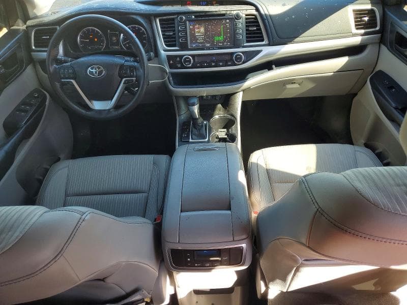 2017 TOYOTA HIGHLANDER LE 8