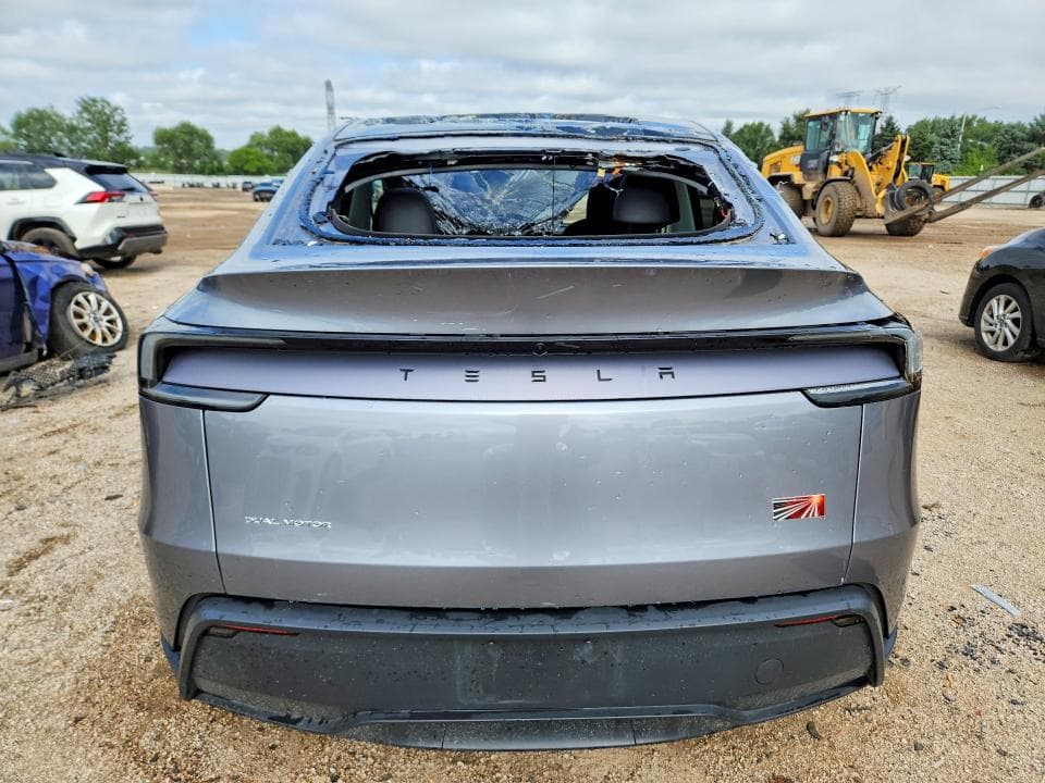 2026 TESLA MODEL Y 6