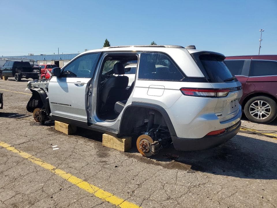 2023 JEEP GRAND CHEROKEE LAREDO 2