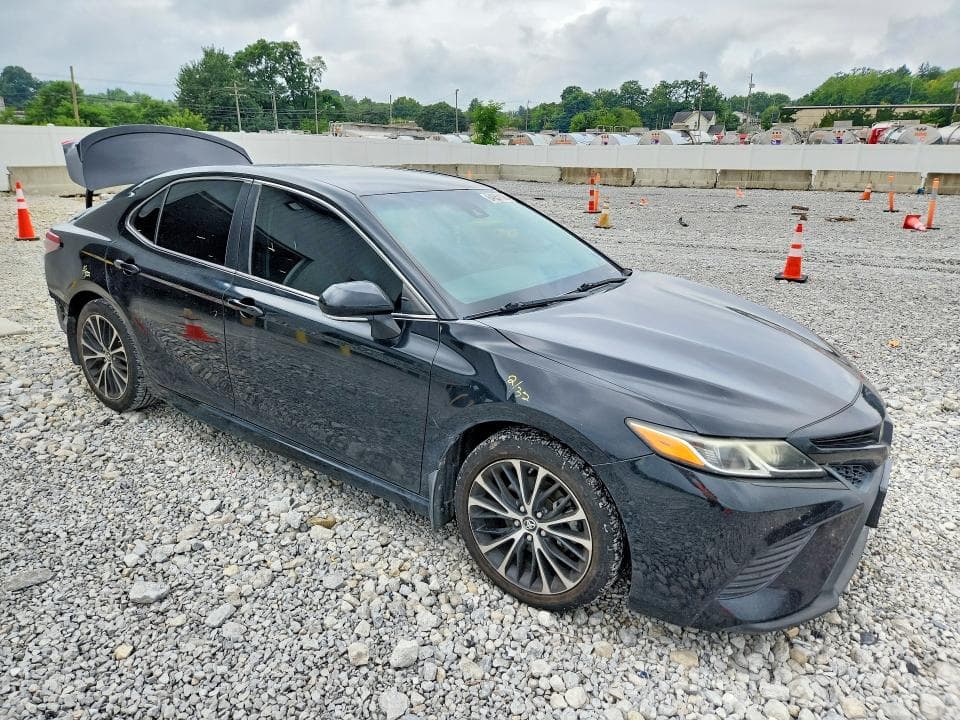 2018 TOYOTA CAMRY SE 4