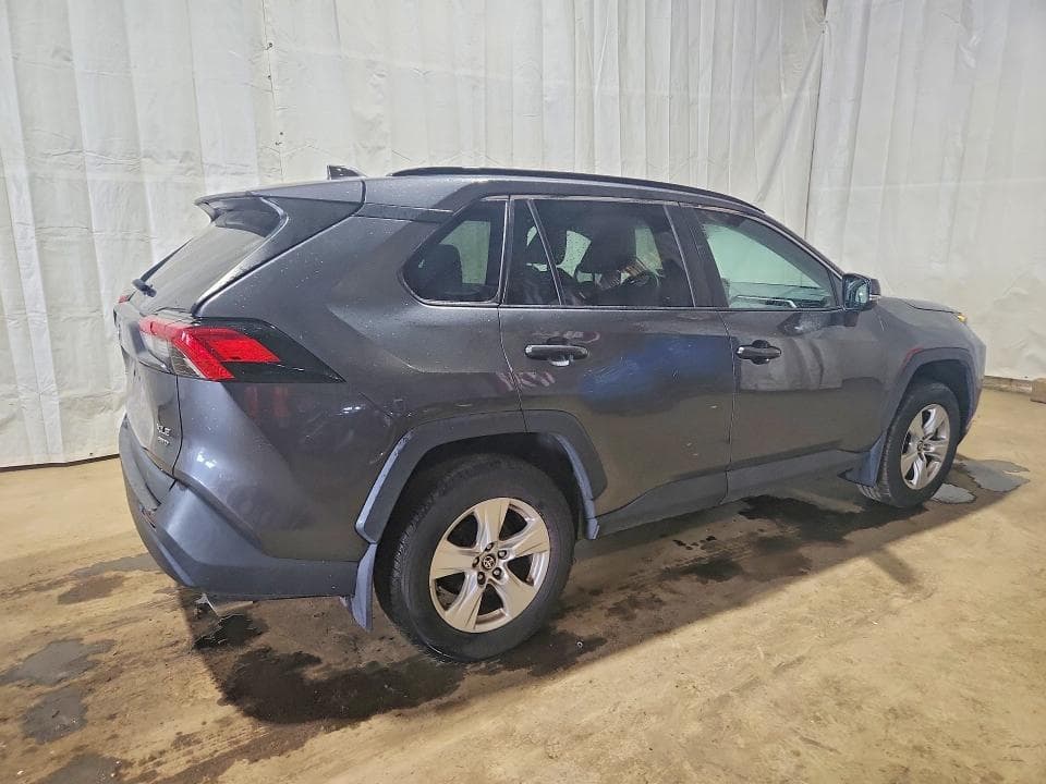2021 TOYOTA RAV4 XLE 3