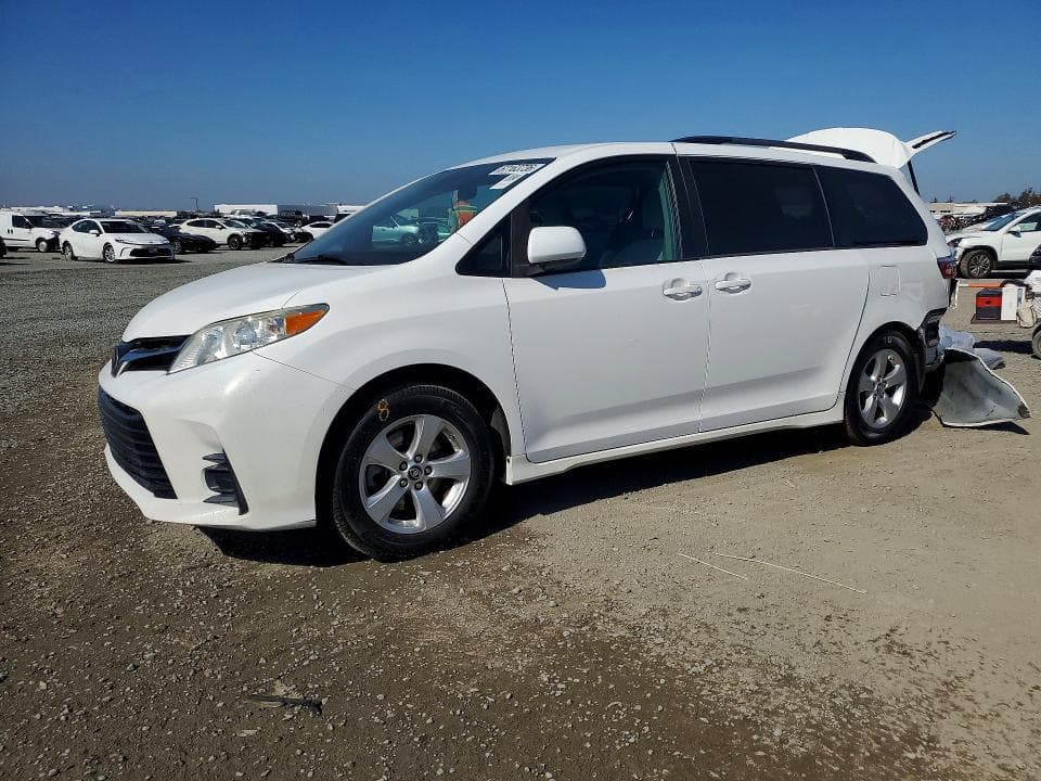 2018 TOYOTA SIENNA LE