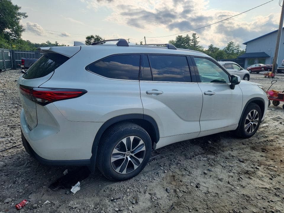 2022 TOYOTA HIGHLANDER XLE 3