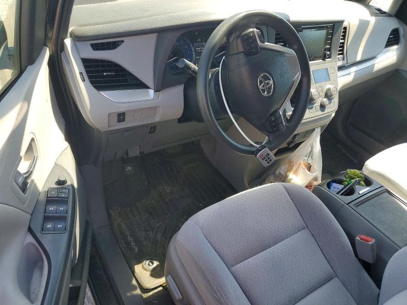 2020 TOYOTA SIENNA LE 8