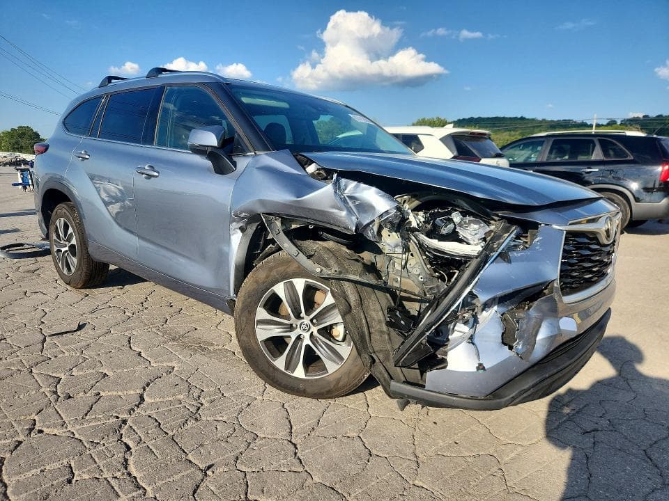 2021 TOYOTA HIGHLANDER XLE 4