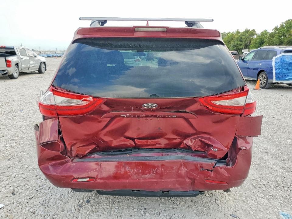 2018 TOYOTA SIENNA LE 6