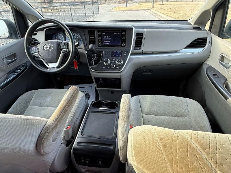 2018 TOYOTA SIENNA LE 9