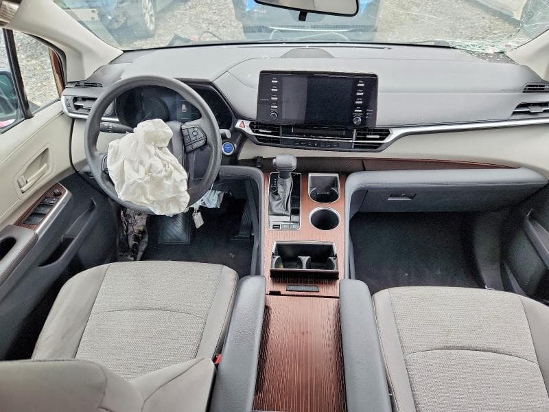 2024 TOYOTA SIENNA LE 8