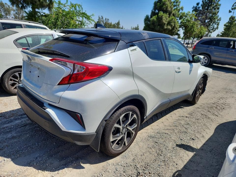 2019 TOYOTA C-HR XLE 3