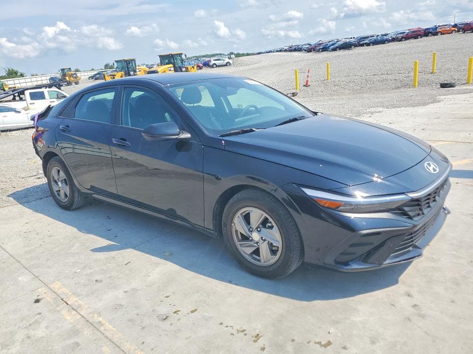 2024 HYUNDAI ELANTRA SE 4