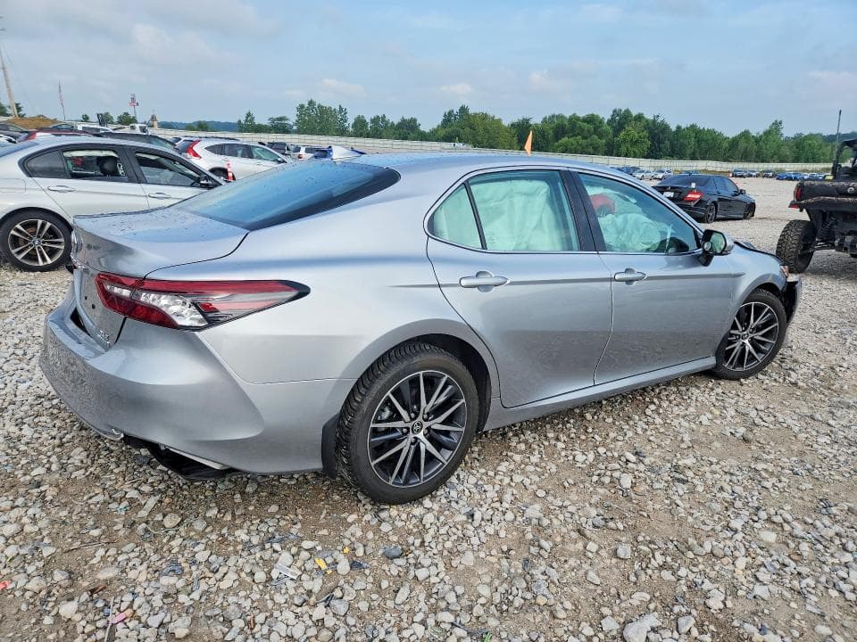 2024 TOYOTA CAMRY XLE 3