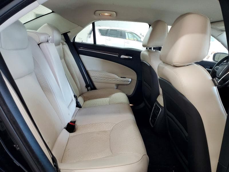 2019 CHRYSLER 300 LIMITED 10