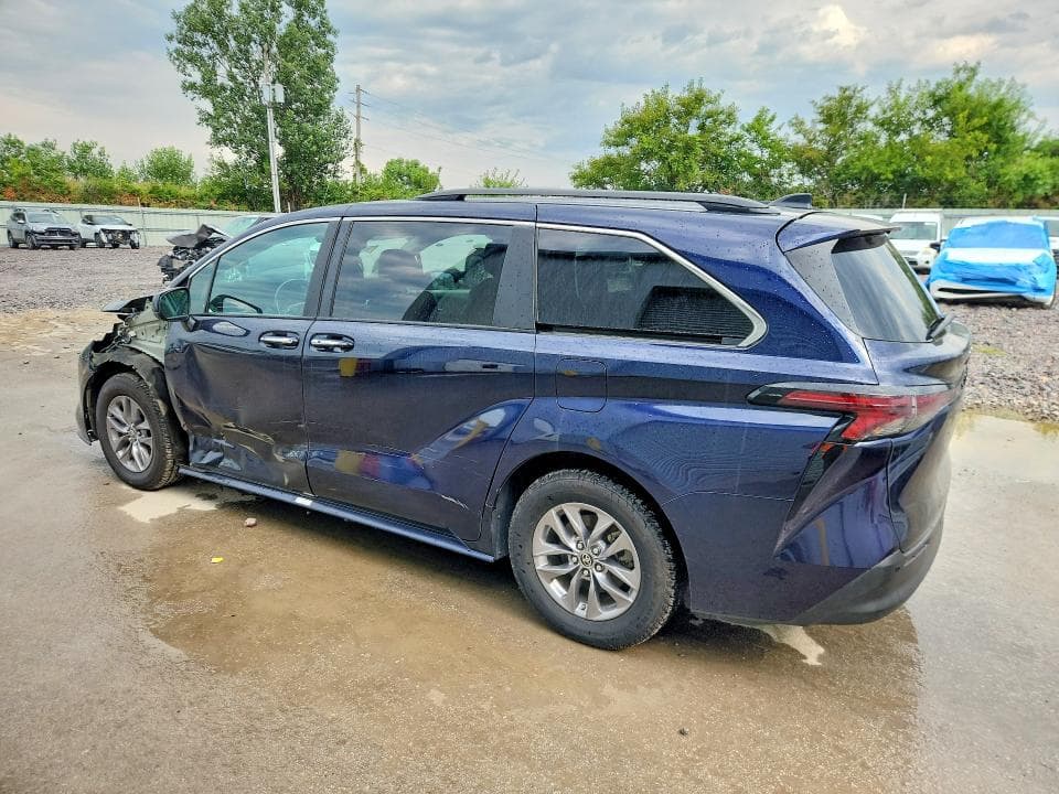 2024 TOYOTA SIENNA XLE 2