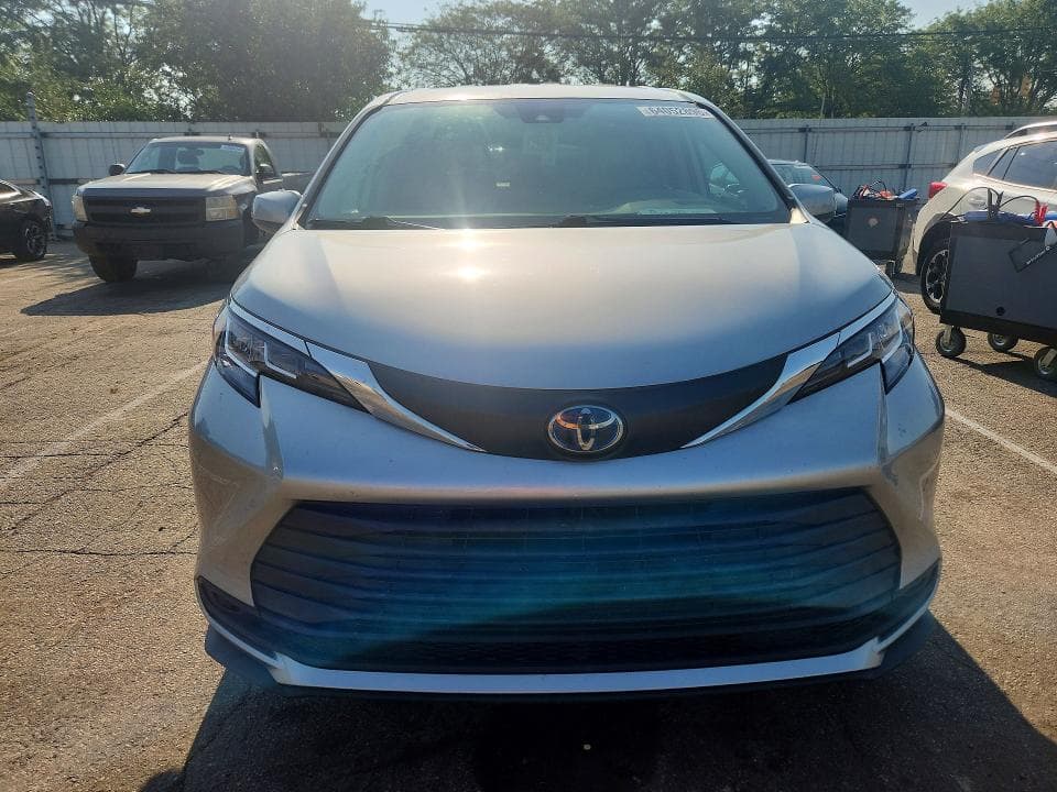 2021 TOYOTA SIENNA LE 5