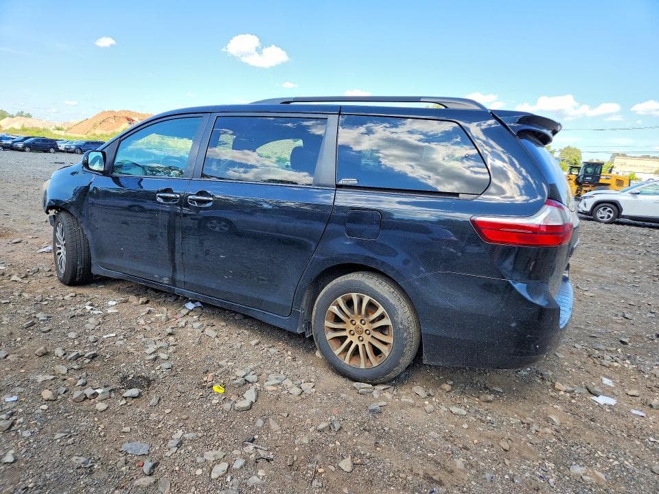 2018 TOYOTA SIENNA XLE 8-PASSENGER 2