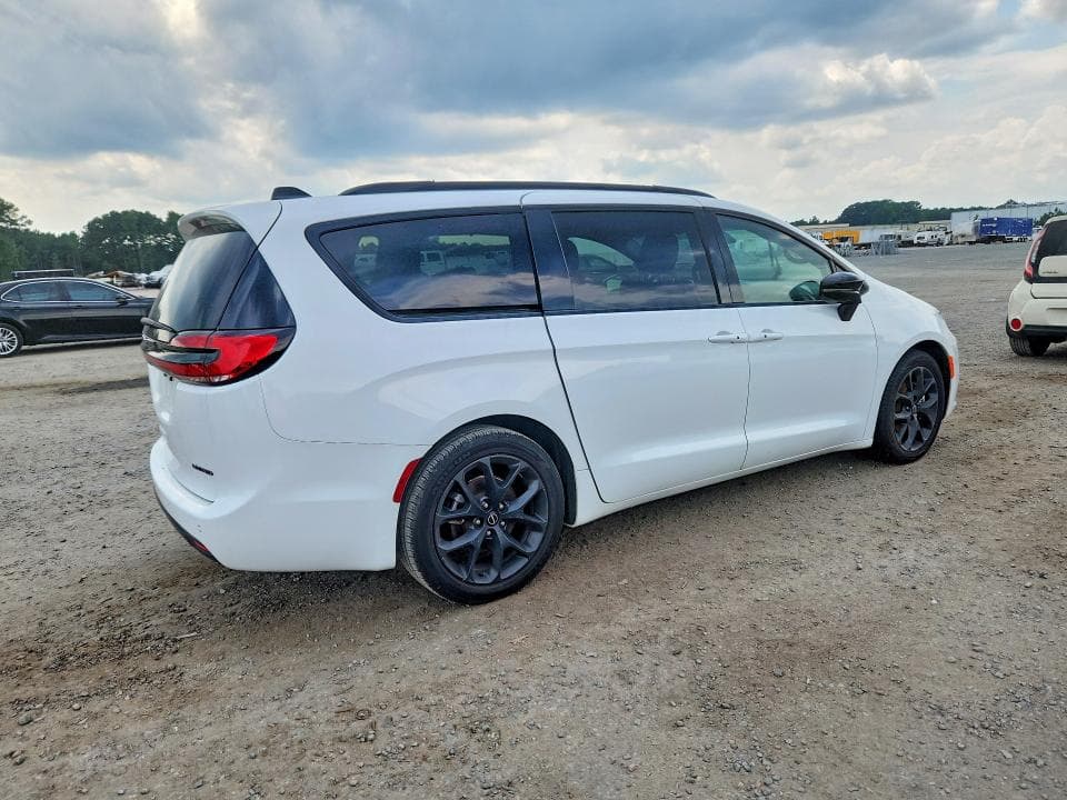 2025 CHRYSLER PACIFICA LIMITED 3