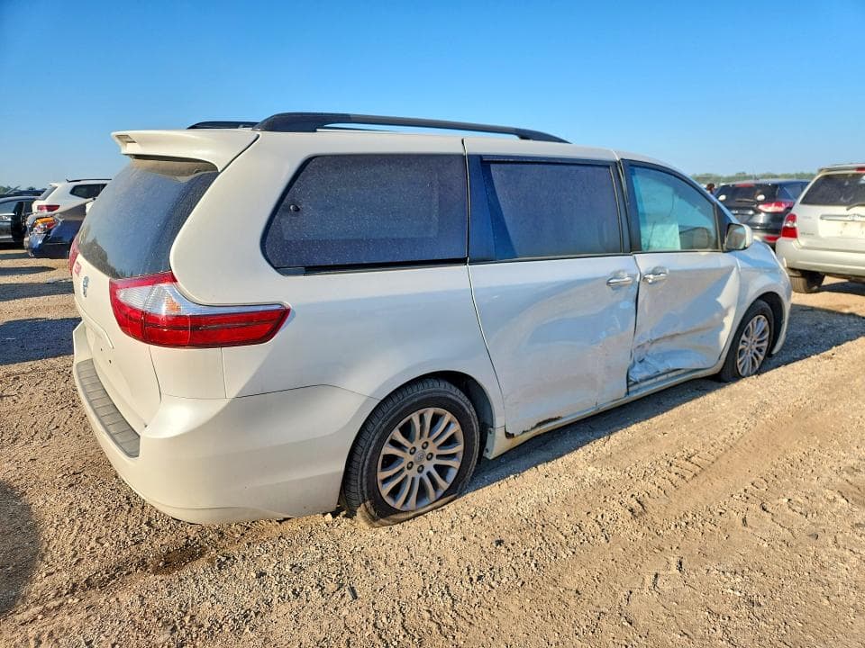 2017 TOYOTA SIENNA XLE 8-PASSENGER 3
