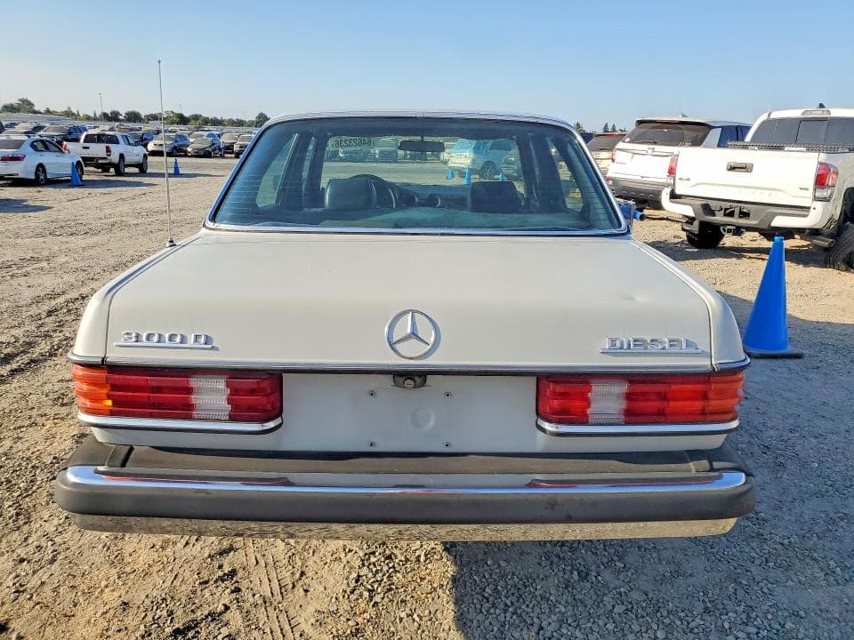 1980 MERCEDES-BENZ 300D 6