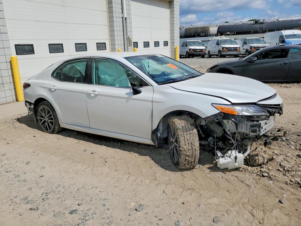 2022 TOYOTA CAMRY XLE 4
