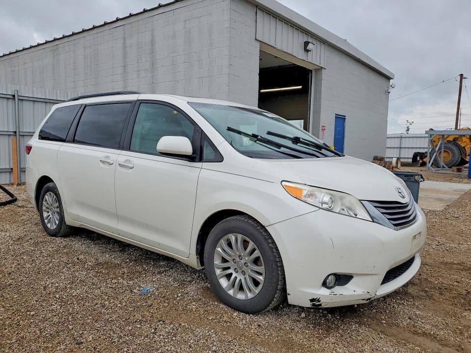 2017 TOYOTA SIENNA XLE 8-PASSENGER 4