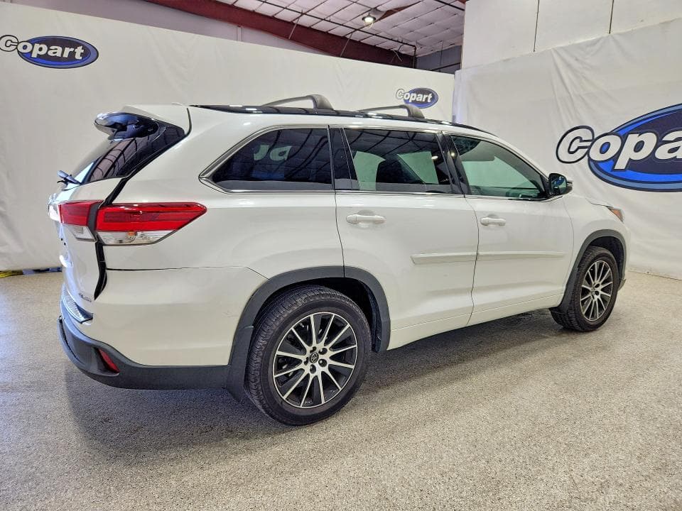 2017 TOYOTA HIGHLANDER SE 3