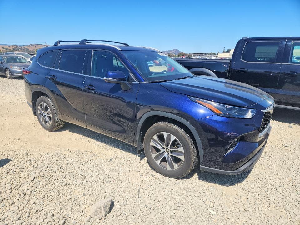 2022 TOYOTA HIGHLANDER XLE 4