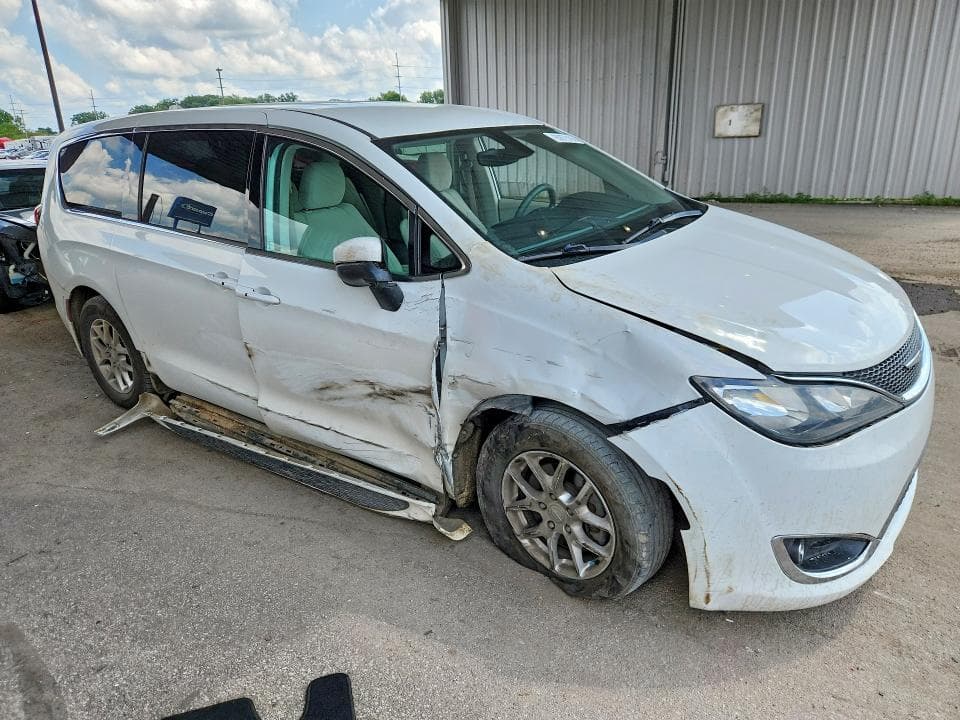 2017 CHRYSLER PACIFICA TOURING 4
