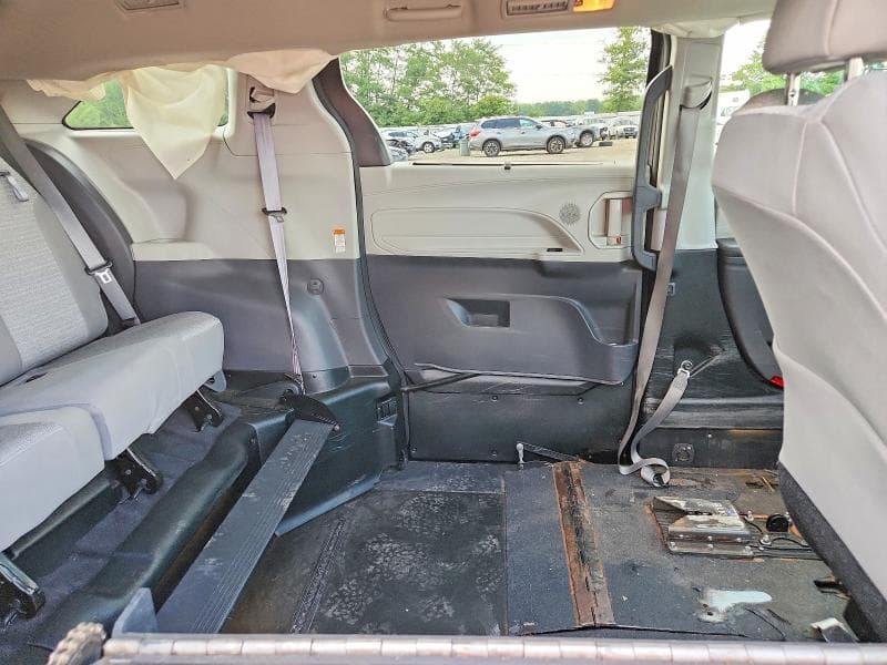 2021 TOYOTA SIENNA LE 11