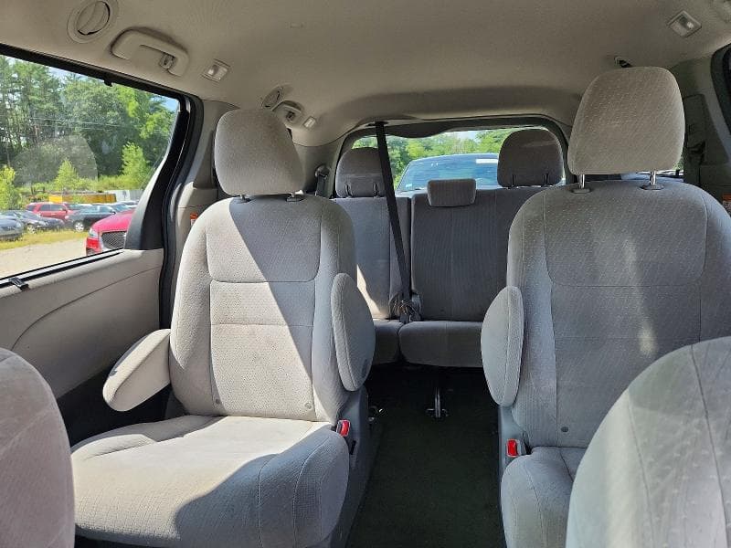 2017 TOYOTA SIENNA LE 10