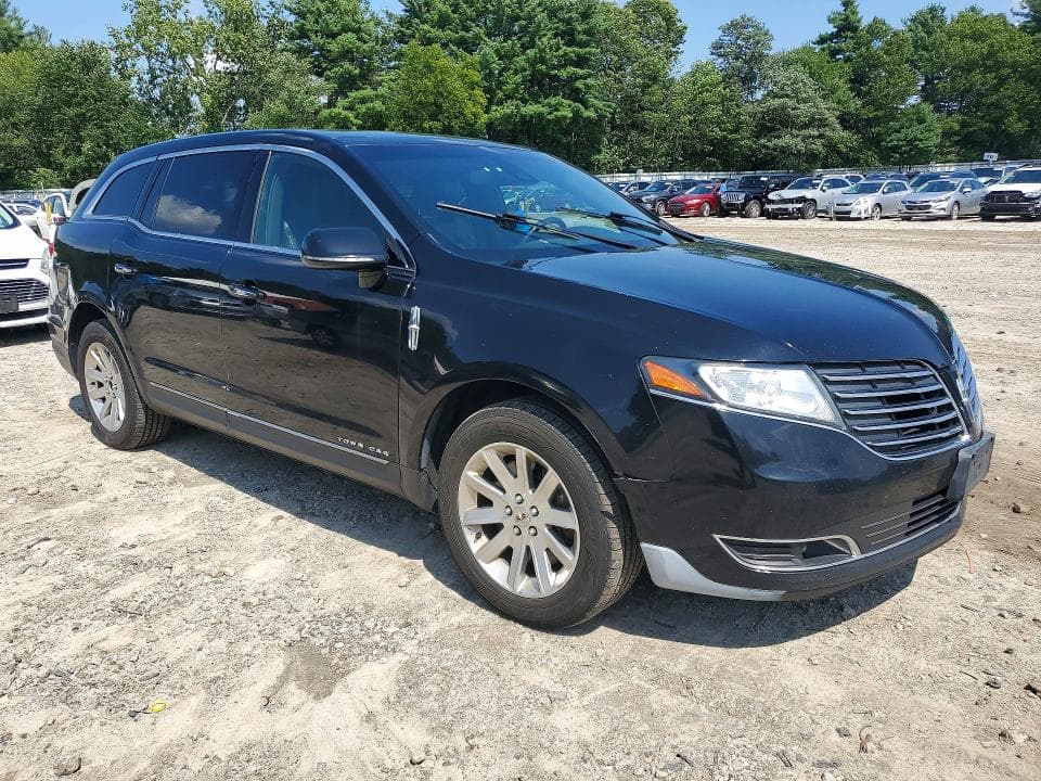 2017 LINCOLN MKT 4