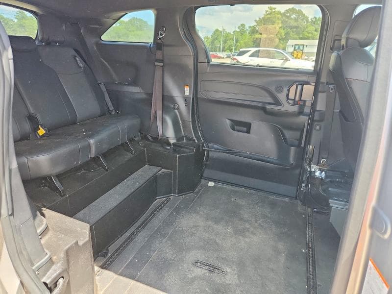 2022 TOYOTA SIENNA XSE 11
