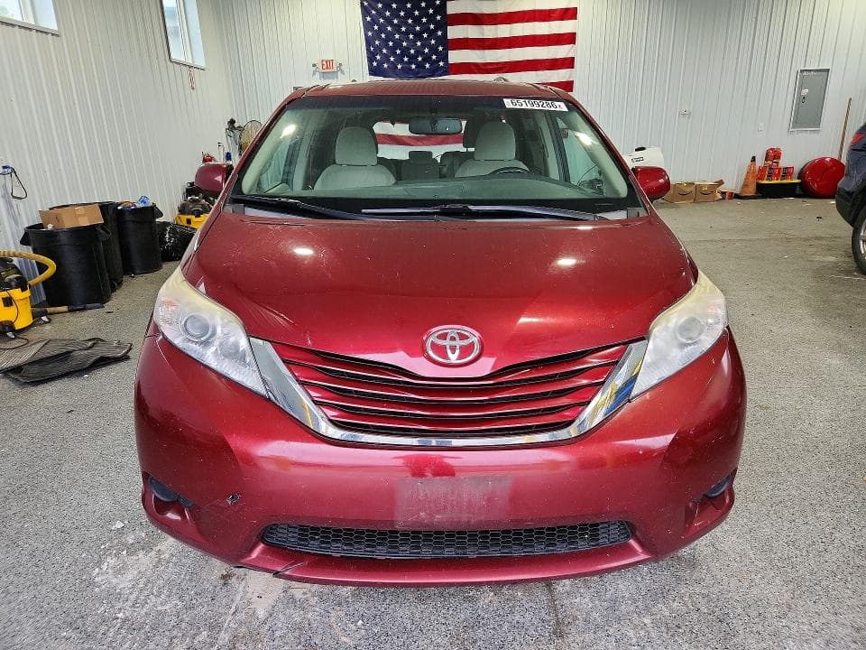 2017 TOYOTA SIENNA LE 5