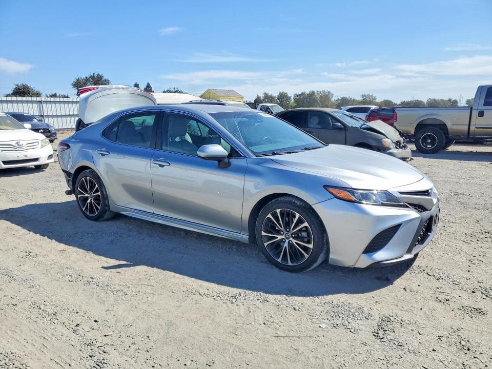 2018 TOYOTA CAMRY SE 4