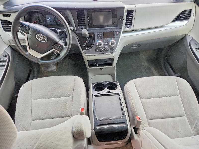 2017 TOYOTA SIENNA LE 8