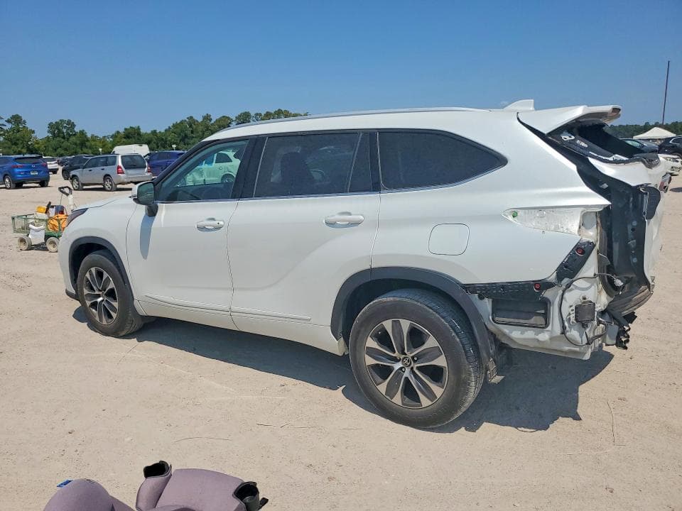 2022 TOYOTA HIGHLANDER XLE 2