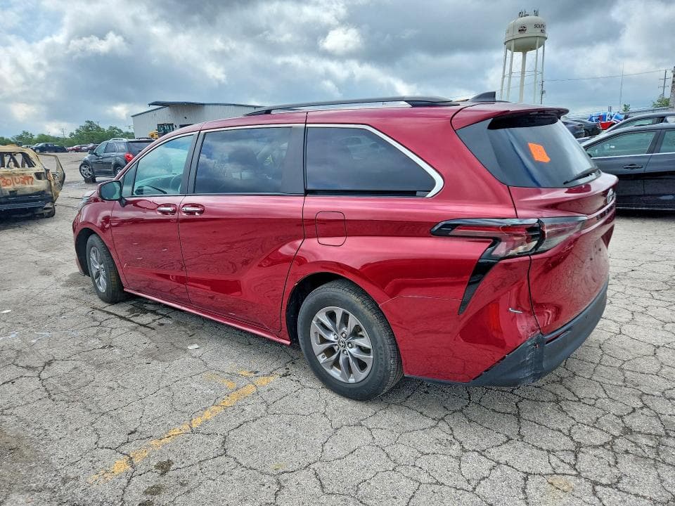 2023 TOYOTA SIENNA XLE 2