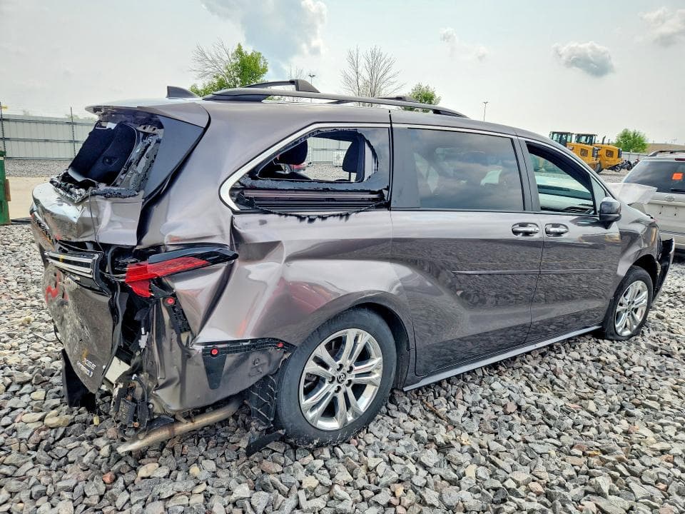 2022 TOYOTA SIENNA XSE 3