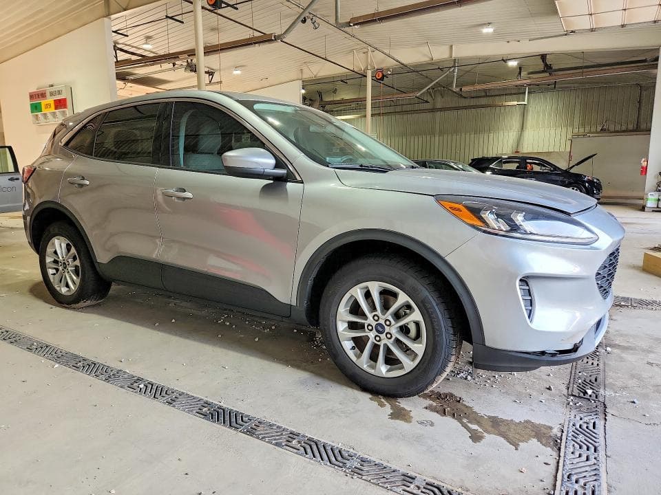 2021 FORD ESCAPE SE 4