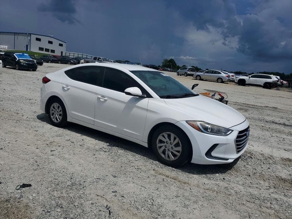 2017 HYUNDAI ELANTRA SE 4