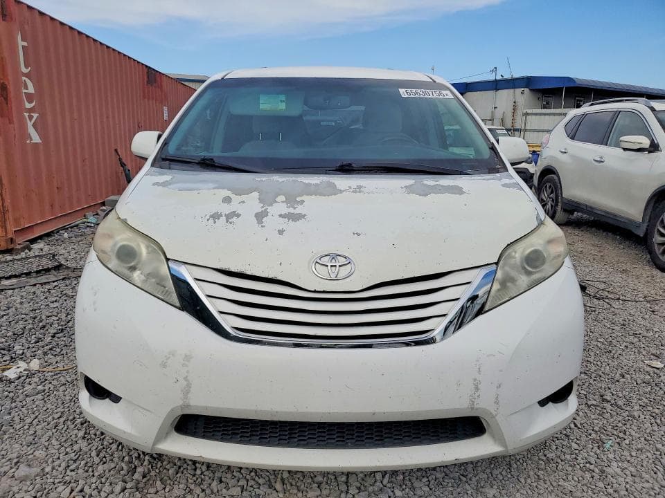 2017 TOYOTA SIENNA LE 5