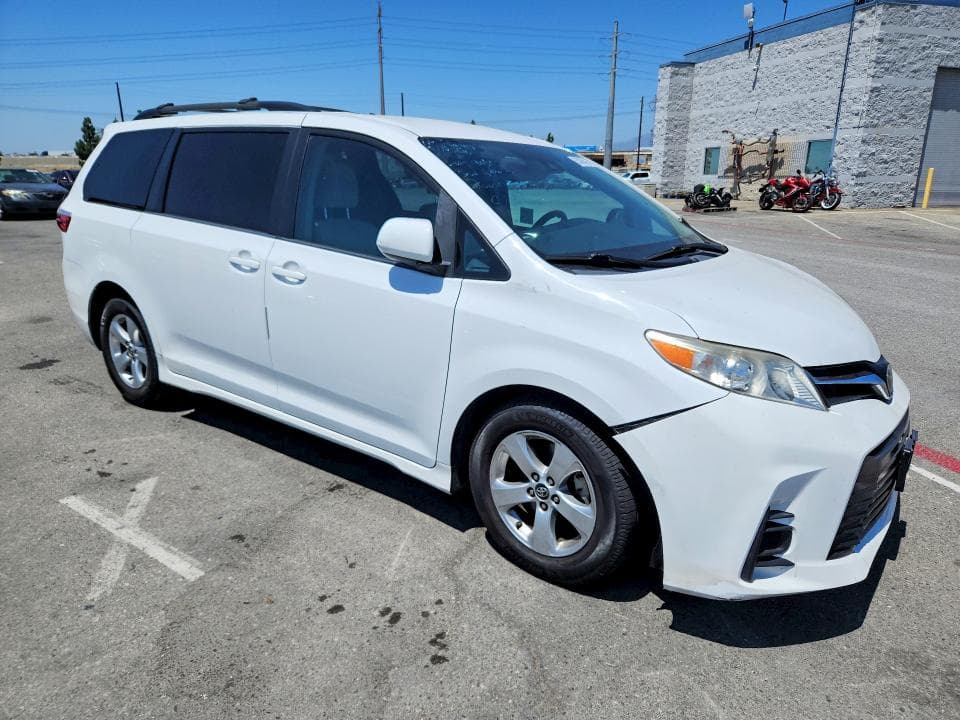 2018 TOYOTA SIENNA LE 4