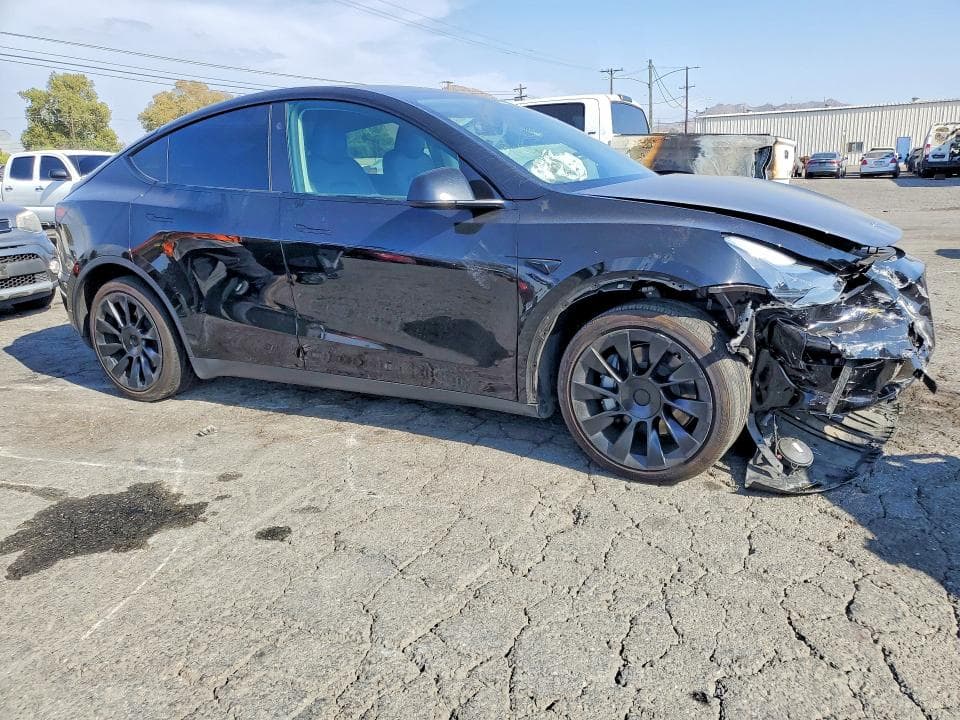 2025 TESLA MODEL Y 4